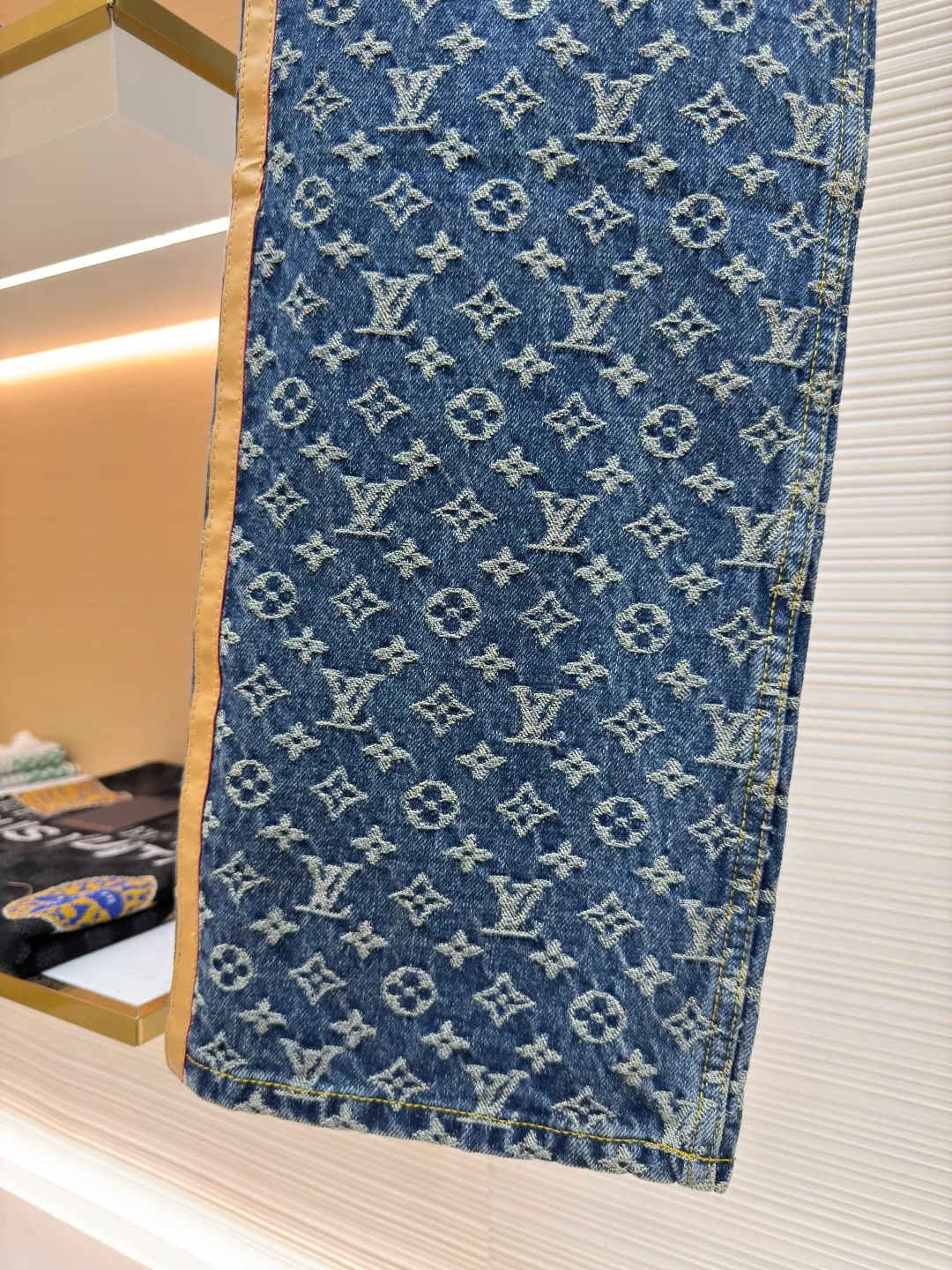 LOUIS VUITTON Jacquard full-print seam jeans ●Authentic product: Purchased and developed by 15599 ●Item number: 1680259-B45 ●Fabric: cotton fabric ●Technology: Printing process ●Version: Fitted version ●Weight: about 840 grams ●Size: 30-32-34-36 ●Description: Carefully crafted with cotton fabric, comfortable upper body Full-width jacquard reflects elegant color contrast The outside of the trouser legs is decorated with VVN ribbons, and the contrasting design is more refined. It has multiple practical pockets and a straight version. It can be matched with the same style to create a fashionable look and suit various occasions. Customized accessories, complete with three labels, same style for men and women!